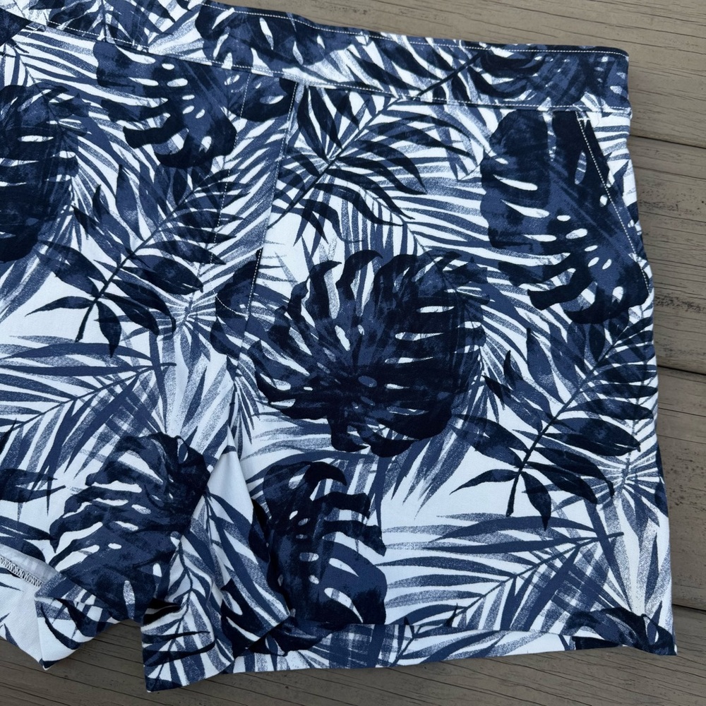 NWOT Spanx On-the-Go Tropical Print Shorts “4 in Navy Blue White size L - Picture 5 of 11